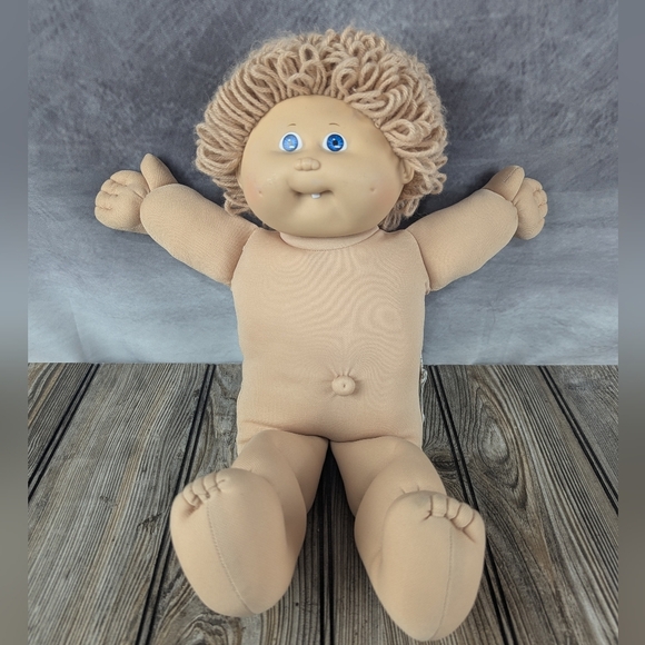 Cabbage Patch Kid Doll In Excellent Condition Clothes Have Stains - Picture 9 of 16